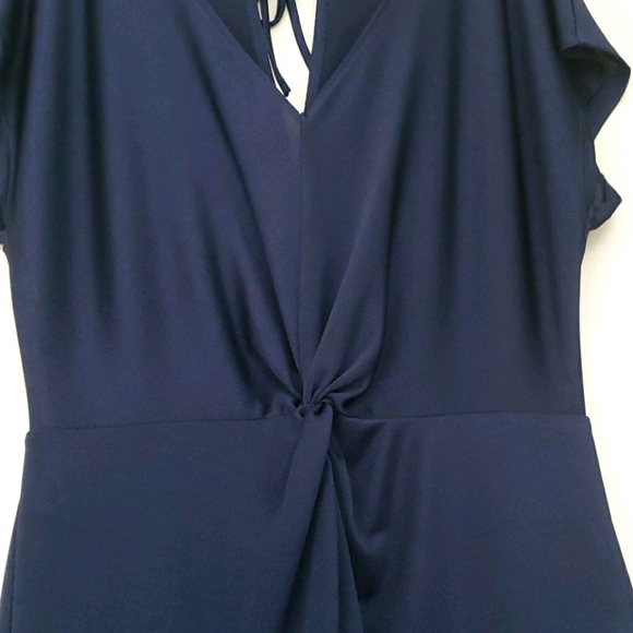 Dynamite V-neck dress - Picture 2 of 7